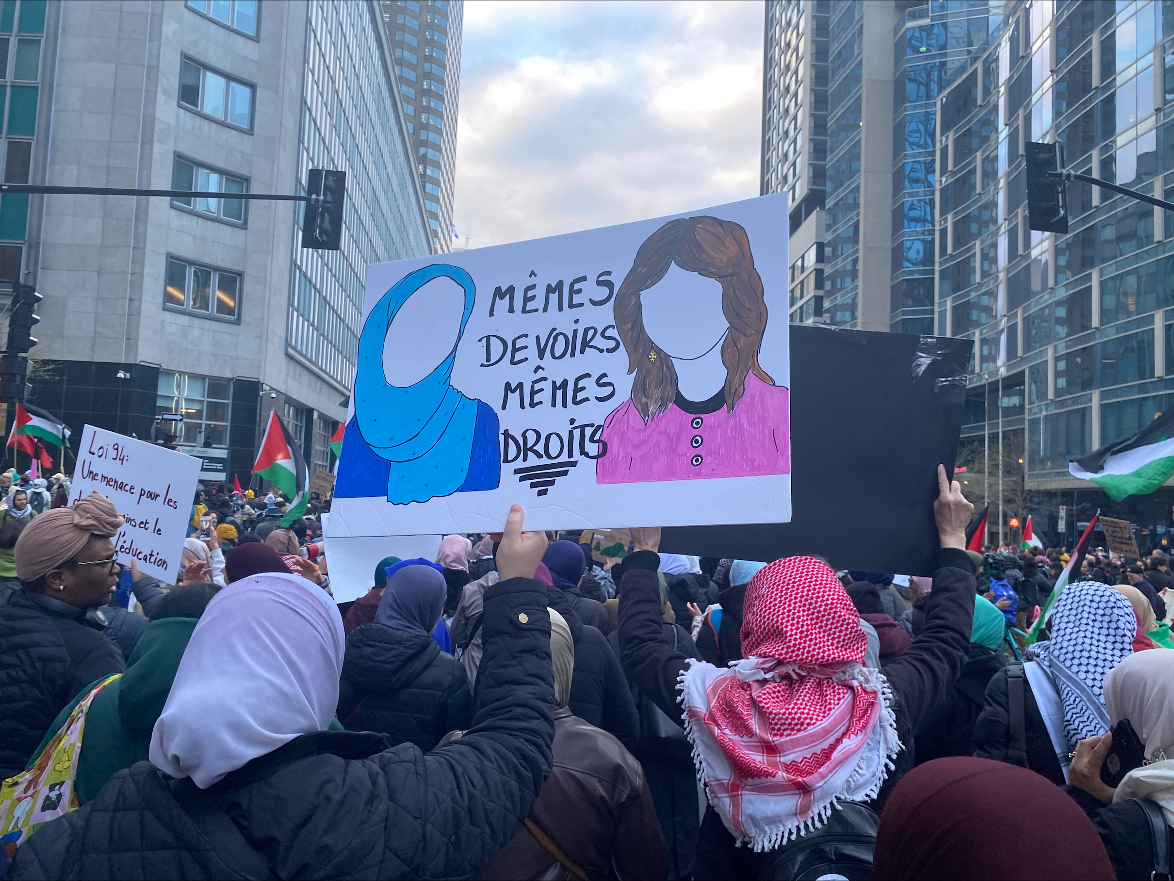 A picture of a crowd marching from behind with a woman wearing a headscarf holding a sign that reads "Même devoirs mêmes droits" in between drawings of two women, one with a headscarf and one without.